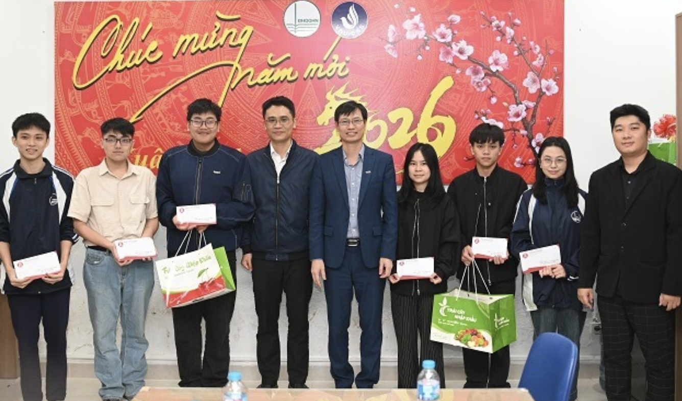 Chương trình Chúc Tết, tặng quà sinh viên nội trú: Trường Đại học Khoa học Xã hội và Nhân văn đồng hành chăm lo đời sống sinh viên